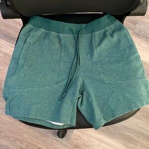 Lululemon At Ease shorts 5” inseam men’s size Large